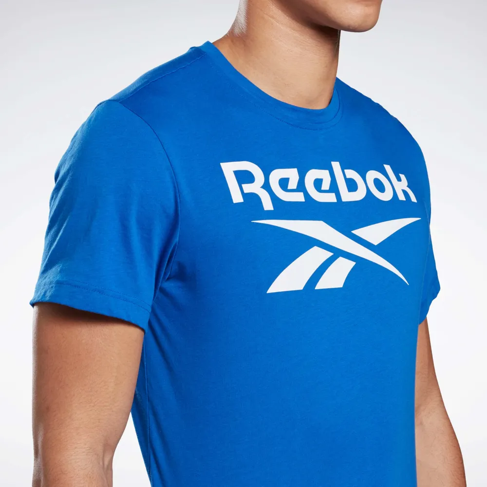 GRAPHIC SERIES REEBOK STACKED TEE