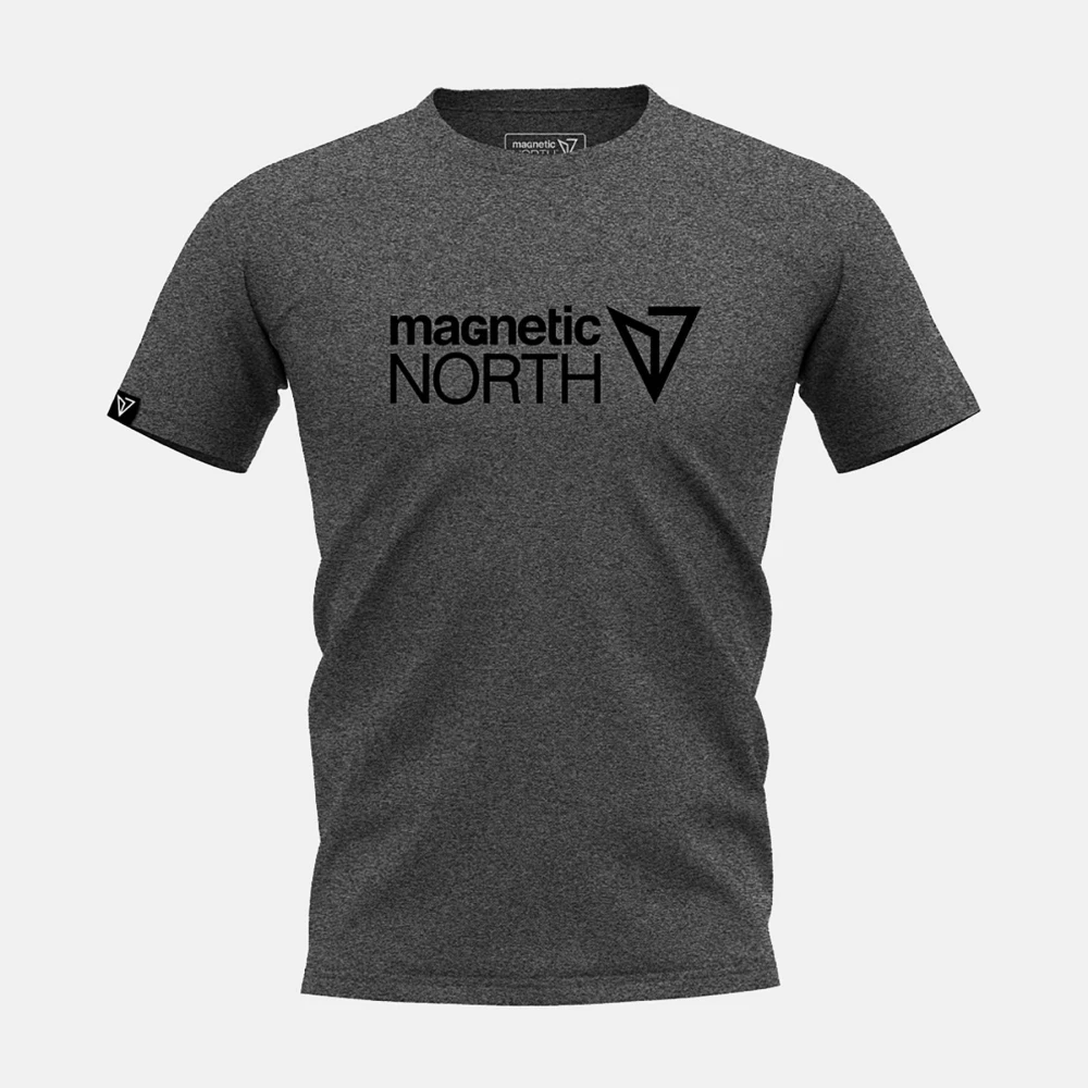 MAGNETIC NORTH GRAPHIC LOGO TEE