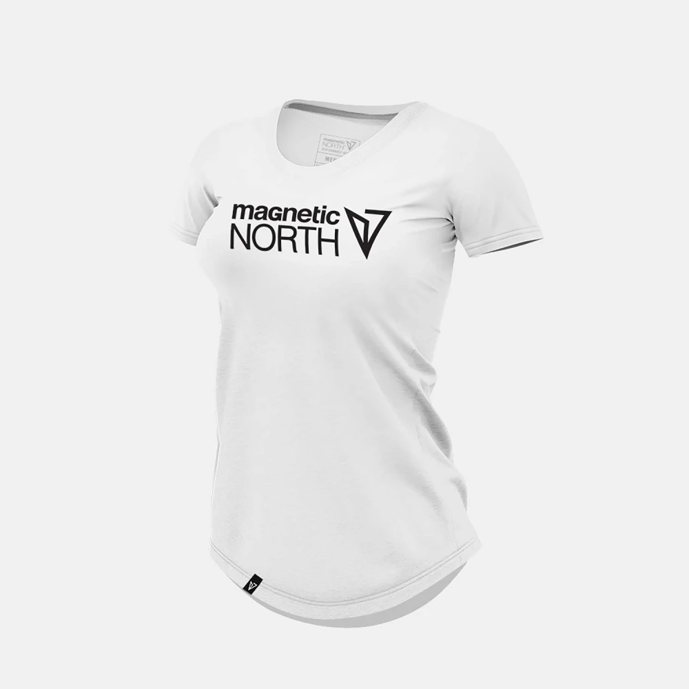WOMEN'S MAGNETIC NORTH GRAPHIC LOGO T-SHIRT